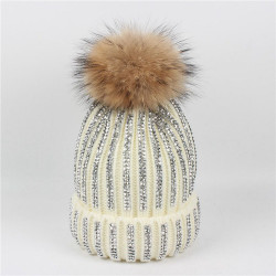 Čepice dámská - dívčí smetanově bílá s třpytivými kamínky s kožešinovou bambulí