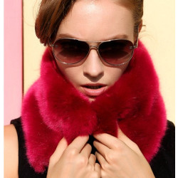 Kožešinový límec červené barvy s černou stužkou