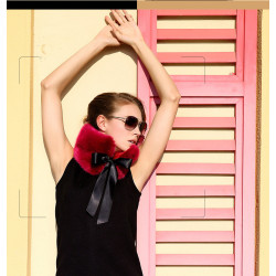 Kožešinový límec červené barvy s černou stužkou