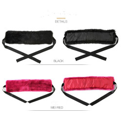 Kožešinový límec červené barvy s černou stužkou