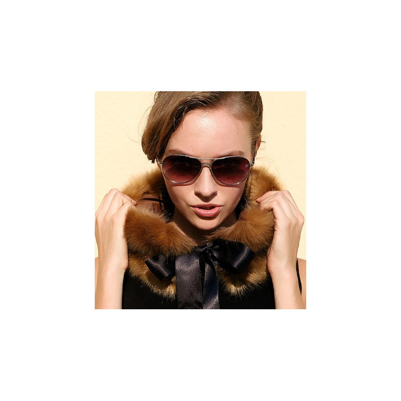 Kožešinový límec hnědé barvy s černou stužkou