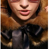 Kožešinový límec hnědé barvy s černou stužkou