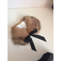 Kožešinový límec hnědé barvy s černou stužkou