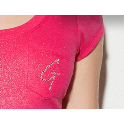 Stylové dámské tričko GUESS z kvalitního úpletu s třpytivou nitkou. ✨ Kulatý výstřih, kapsička a luxusní kamínkové logo „G“! 💖