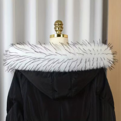 Kožešinový límec bílé barvy s melírem