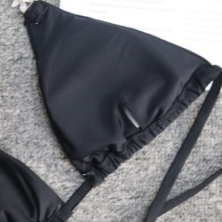 Dámské černé bikiny s kamínkovou broží | Lastyle.cz