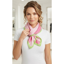 Růžovo-zelený dámský šátek Guess s monogramem. ✨ Jemný, stylový a moderní doplněk s logem pro váš dokonalý jarní vzhled! 🌸