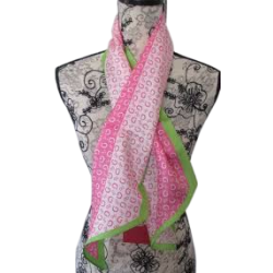 Růžovo-zelený dámský šátek Guess s monogramem. ✨ Jemný, stylový a moderní doplněk s logem pro váš dokonalý jarní vzhled! 🌸