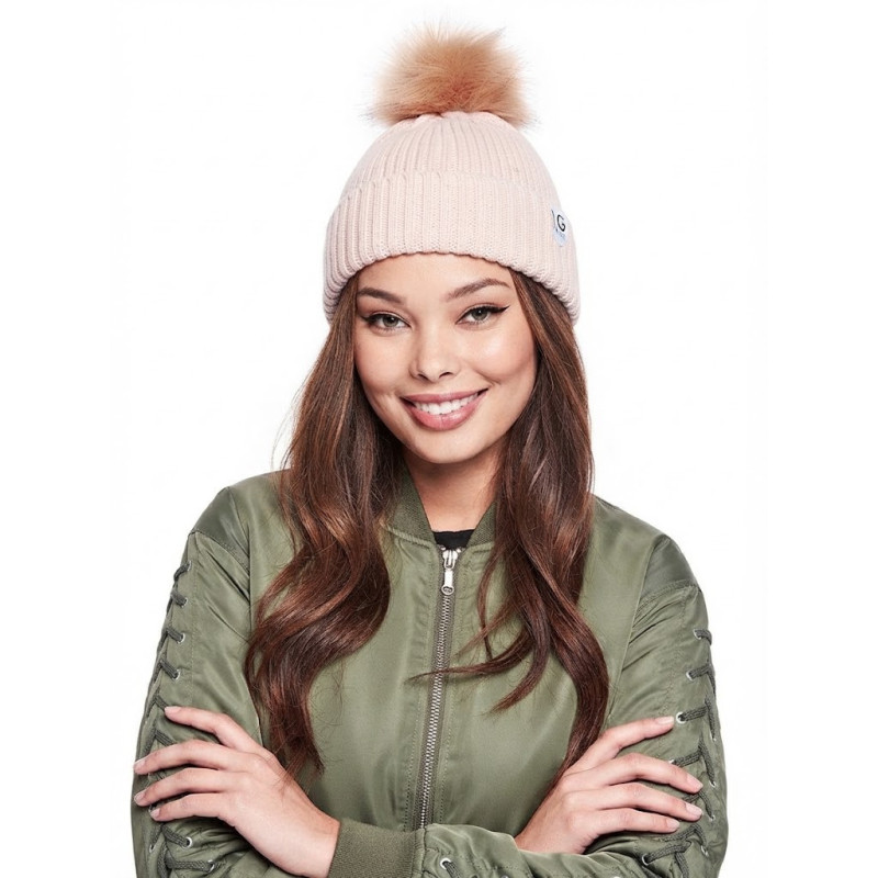 Růžová dámská čepice G by GUESS s bambulí. ✨ Pletený styl, lemovaný okraj, nášivka s logem a hřejivý komfort pro chladné dny!