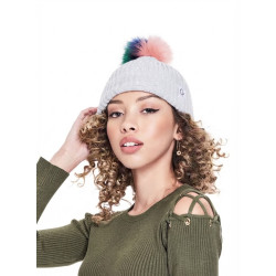 Šedá dámská čepice G by GUESS s bambulí. ✨ Pletený styl, lemovaný okraj, nášivka s logem a hřejivý komfort pro chladné dny!