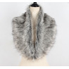 Elegantní šedý kožešinový límec z měkké umělé kožešiny s podšívkou. Stylový doplněk ke kabátu, bundě i svetru. Délka cca 104 cm.