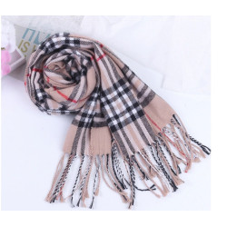 károvaná šála světle béžové barvy