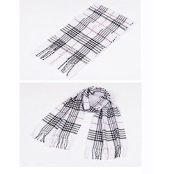 károvaná šála bílé barvy