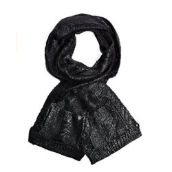 Černá dámská šála GUESS s kapsičkami a kovovou destičkou. ✨ Hřejivý materiál, elegantní styl a luxusní doplněk pro chladné dny!