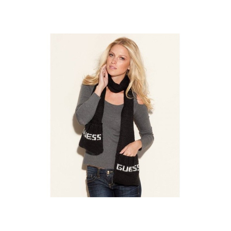 Černá dámská šála GUESS s kapsičkami a nápisem. ✨ Hřejivý materiál, univerzální styl a luxusní doplněk pro chladné dny!